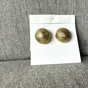 Glittriga handgjorda örhängen som är hydroallergifria      