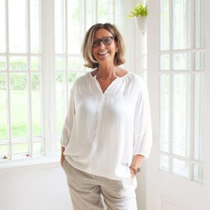 Skjorta / blus, trekvartsärm, knapp i halsen. Viskos & silke, vit